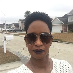 Meet your Posher, Monica